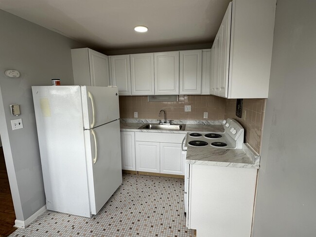 Building Photo - 1653 Beach Ave