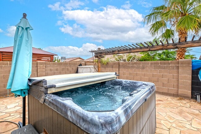 Building Photo - "3-Bedroom, 2-Bathroom Solar Home with a Pool in Mesa Del Sol!"