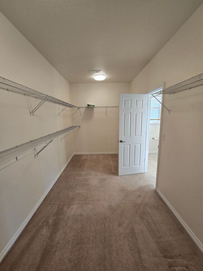 Building Photo - Spacious 4 Bedroom Single Family Home