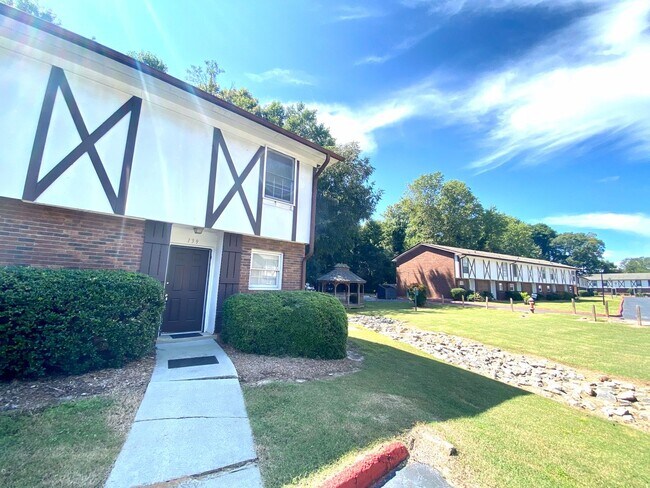Building Photo - Flexible Lease Term Available for 2 Bed/1.5 Bath Townhome!