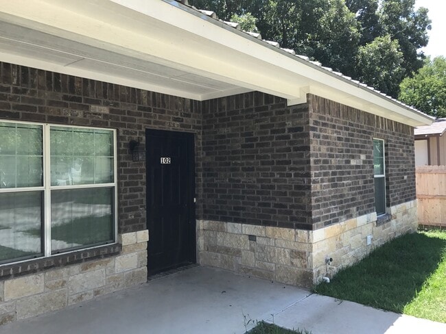 Building Photo - 1080 W Oak St