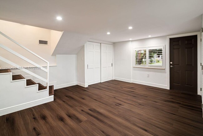 Building Photo - 669 S Mashta Dr