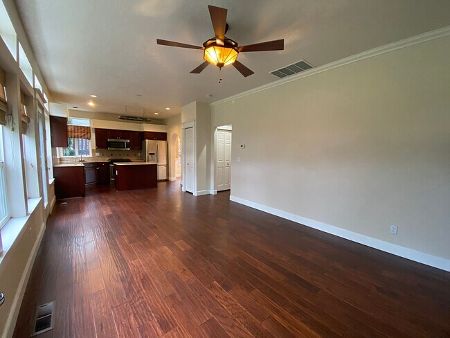 Building Photo - Great NW Home with Fenced Yard, Large Gara...