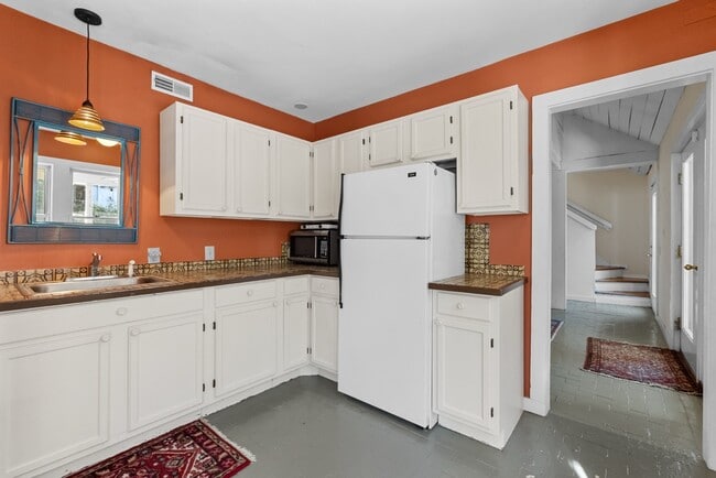 Building Photo - 303 Henderson St