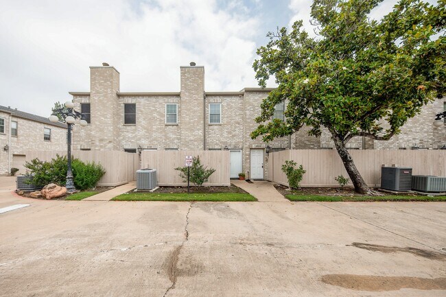 Building Photo - 2842 Holly Hall St