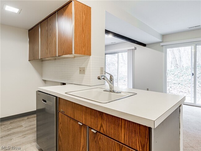 Building Photo - 2550 Chamberlain Rd