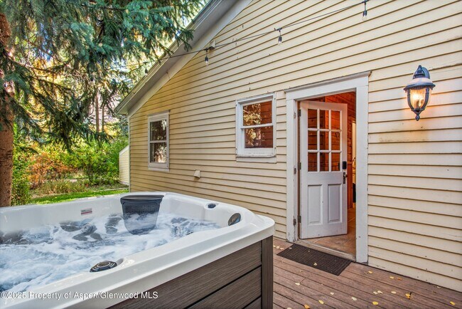 Building Photo - 406 W Smuggler St