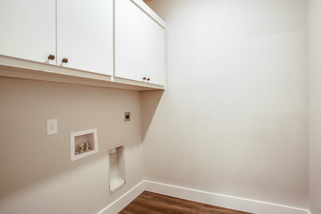 Building Photo - Wonderful Townhome in Cooper District!