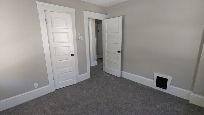 Building Photo - Welcome to this newly renovated, 3-bedroom home located in the heart of Akron