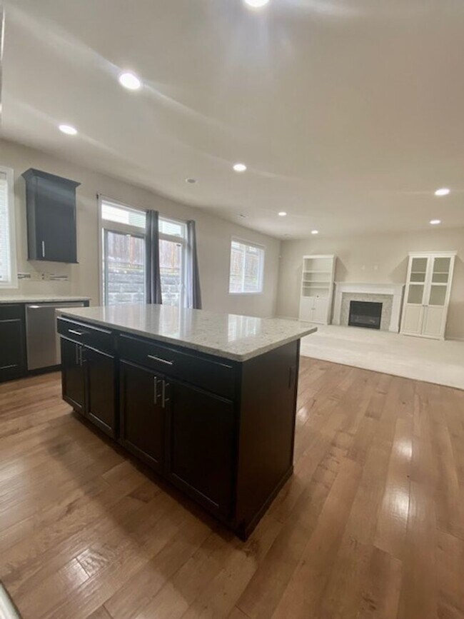 Building Photo - Beautifully Renovated 4 bedroom Home with attached 4 car garage!