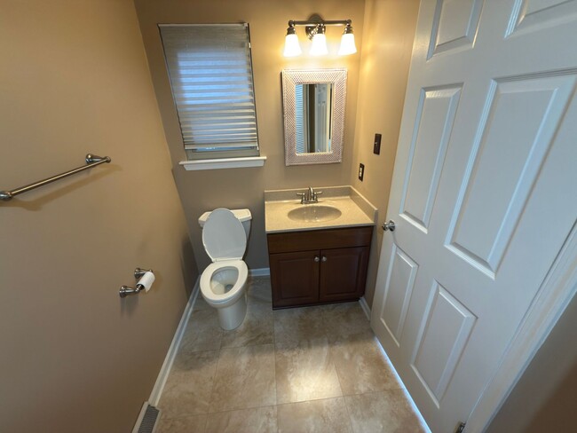 Building Photo - 3BR+BSMT Townhome (Tapestry) with COUNCIL ...