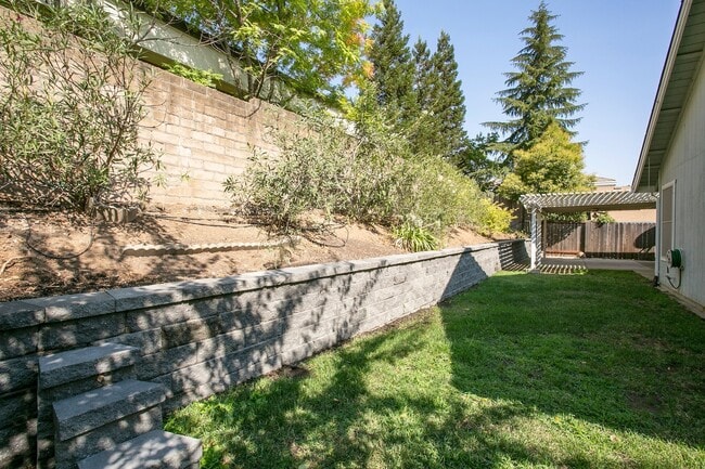 Building Photo - Gorgeous home with a 3 Car Garage!