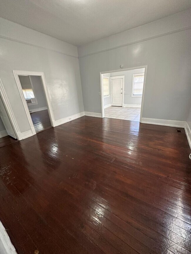 Building Photo - Fully renovated Single Family 2/1  available for immediate rent!