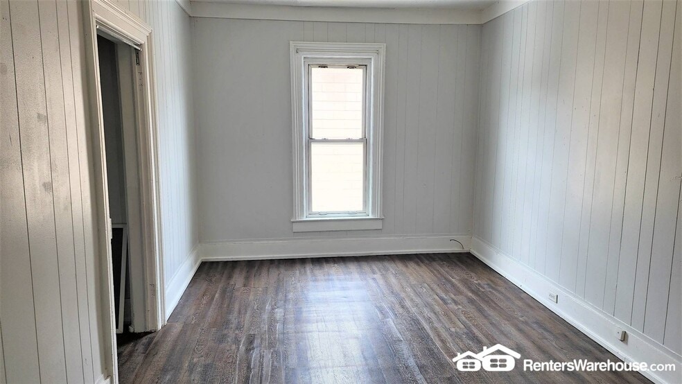 Building Photo - 408 3rd St E