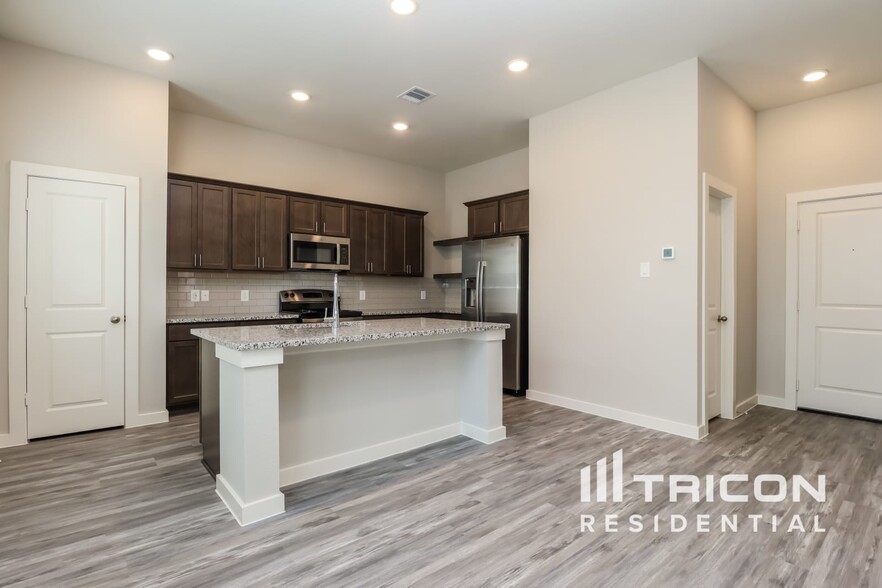 Building Photo - 9835 Willow Creek Commerce Dr