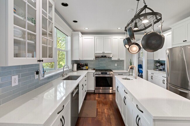 Building Photo - Custom Craftsman Estate on 1.5+ Sun-drenched Acres