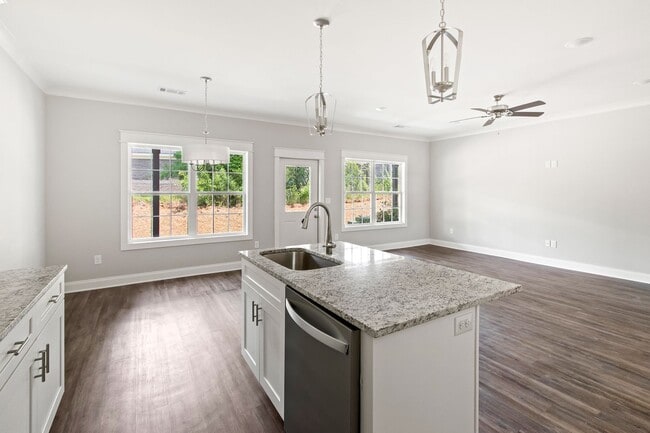 Building Photo - Luxury Townhome Heart of Auburn!