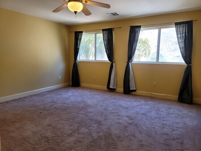 Building Photo - Very nice custom Camarillo 4+4 family home in great private location!