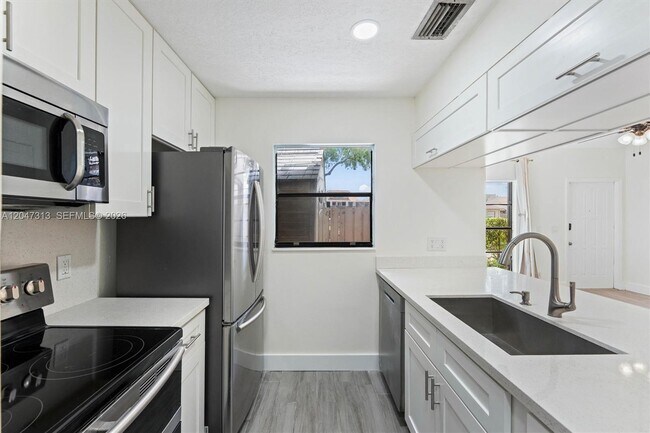 Building Photo - 2025 SW 82nd Ave