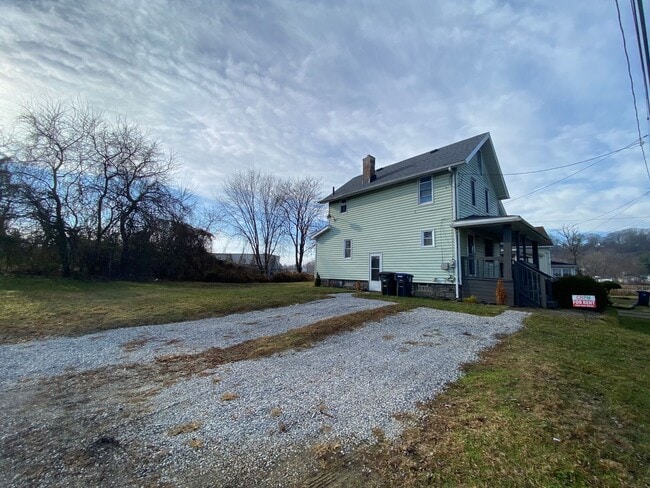 Building Photo - Spacious, Fully Updated 3BR/2BA on a Quiet Dead-End Street