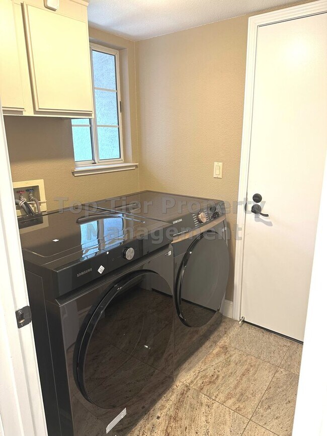 Building Photo - Beautiful 3 Bed / 2.5 Bath / 2,211 Sqft Sa...