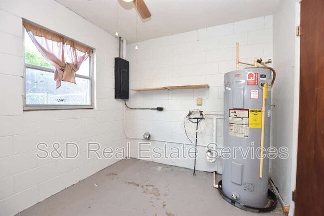 Building Photo - 1015 E Tee Cir