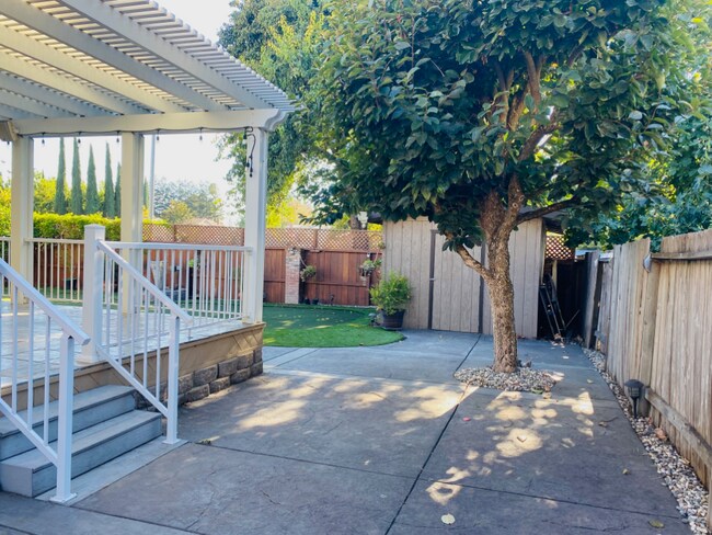 Building Photo - MOVE IN SPECIAL! ! Beautiful 3 bedroom 3 b...