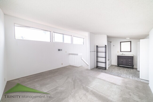 Building Photo - 2564 Navarra Dr