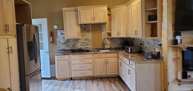 Building Photo - 683 Lakeside Dr