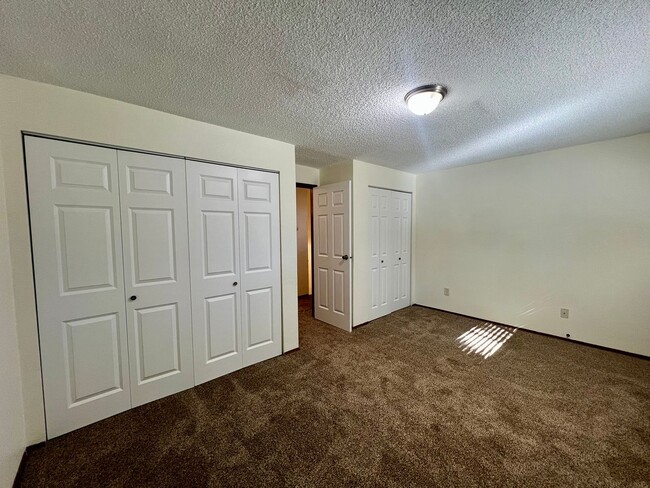Building Photo - Newly Updated Duplex (Unit A) - Water incl...