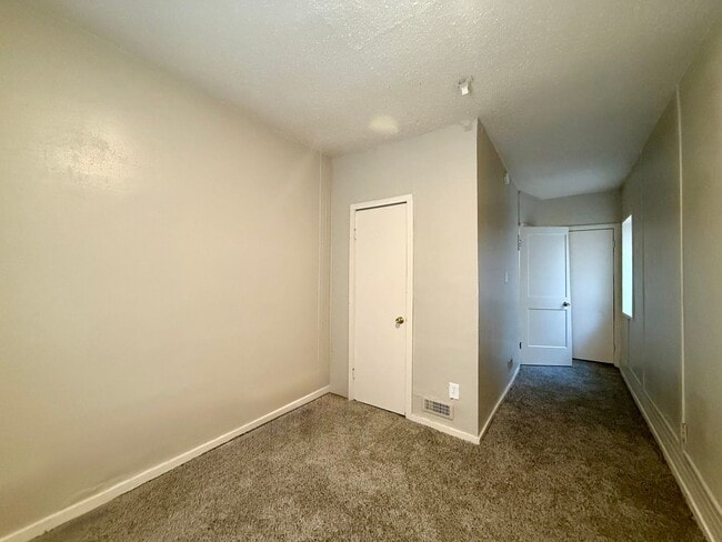 Building Photo - 713 S Oliver Ave