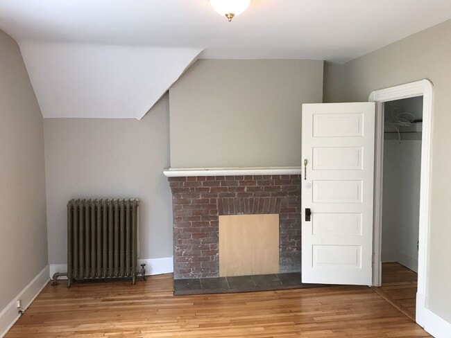 Building Photo - DO NOT MISS! Four-Bedroom Single Family Ho...