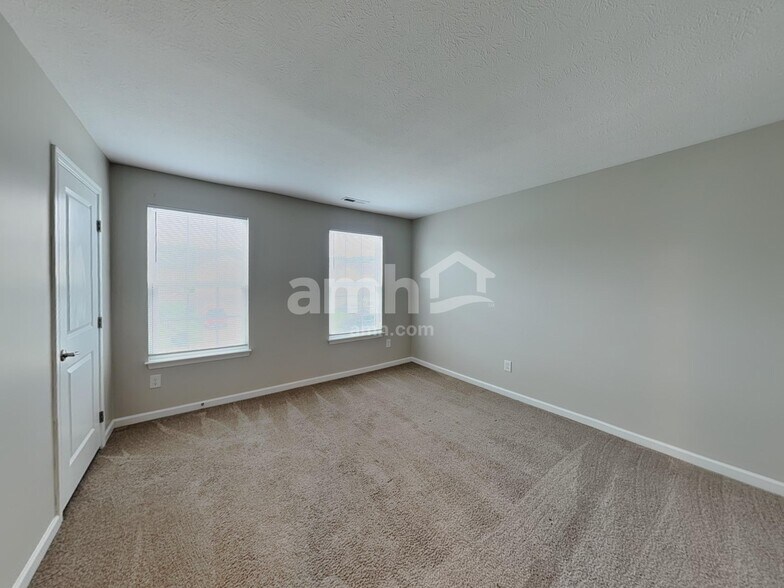 Building Photo - 2909 Seasons Dr