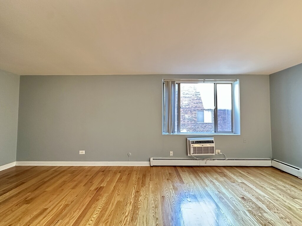 Building Photo - 5820 N Sheridan Rd