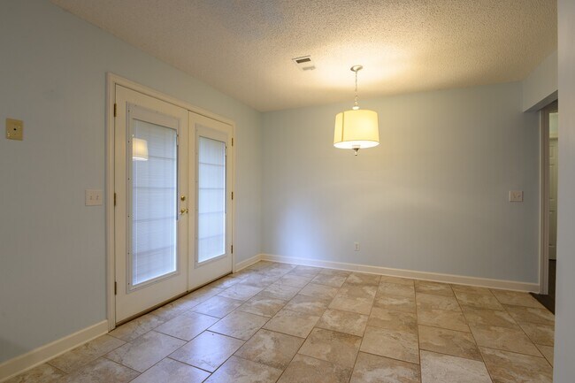 Building Photo - Ridgewood Court Home