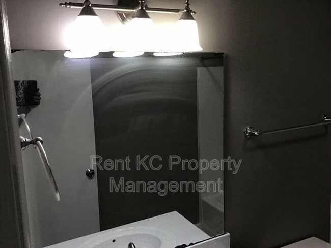 Building Photo - 208 W Meadow St