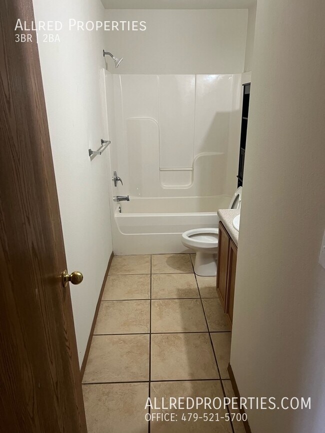 Building Photo - Duplex in Beautiful Rogers AR