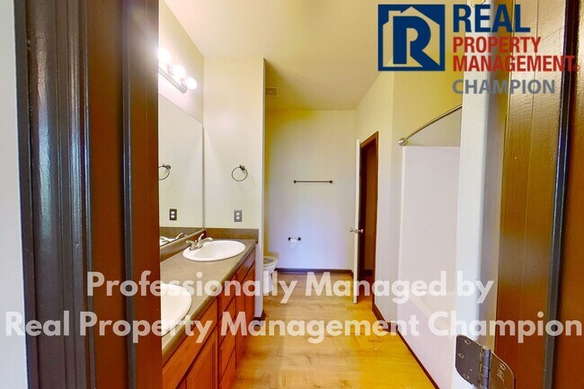 Building Photo - Beautiful Two Story Townhome with Lots of Storage!!