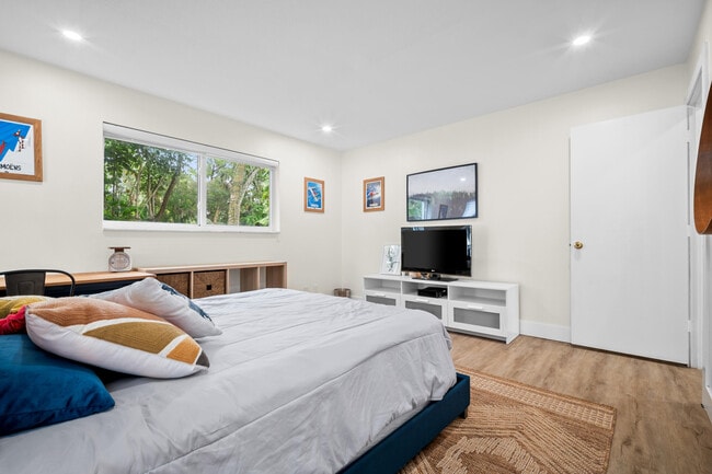 Building Photo - 2421 SW 29th Way