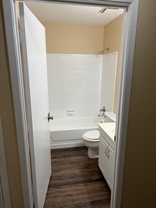 Building Photo - 2346 Horne Ave