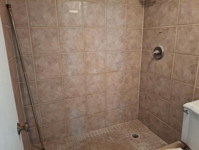 Building Photo - 105 Lake Emerald Dr