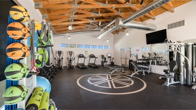 Building Photo - BEAUTIFUL 4BR/2BA - 1627 SF - WATERWHEEL!