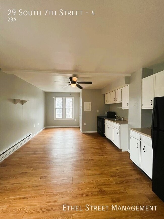Building Photo - Newly-Updated 2 Bedroom Apartment