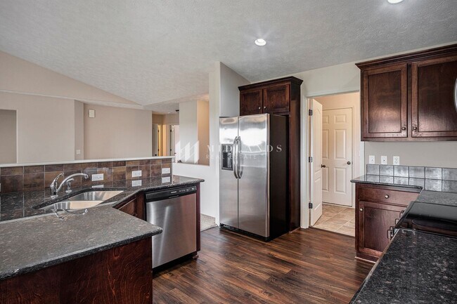 Building Photo - Ranch Townhome in Shadow View