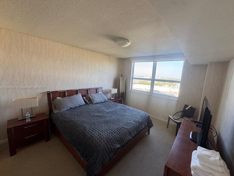 Building Photo - 19501 W Country Club Dr