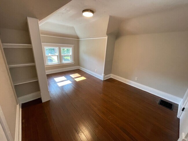 Building Photo - Newly Remodeled 2 Bed 1.5 Bath Home will Large Oversized 2-Stall Garage!