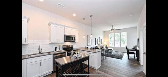 Building Photo - 935 McAlway Rd