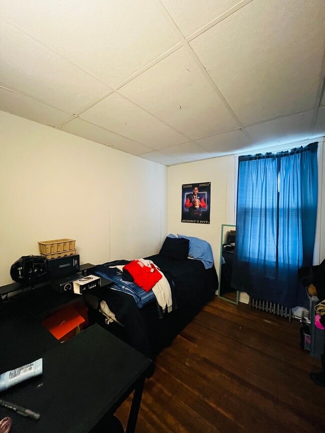 Building Photo - Large 3 bedroom on a great quiet street.