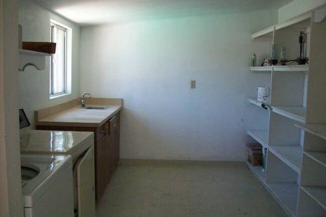 Building Photo - Spacious 4 Bed Home with Pool & Arizona Room