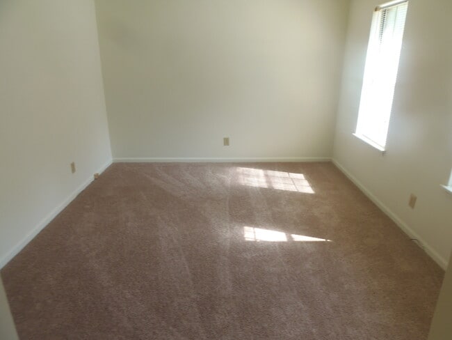 Building Photo - Charming 1 Story Brick Home